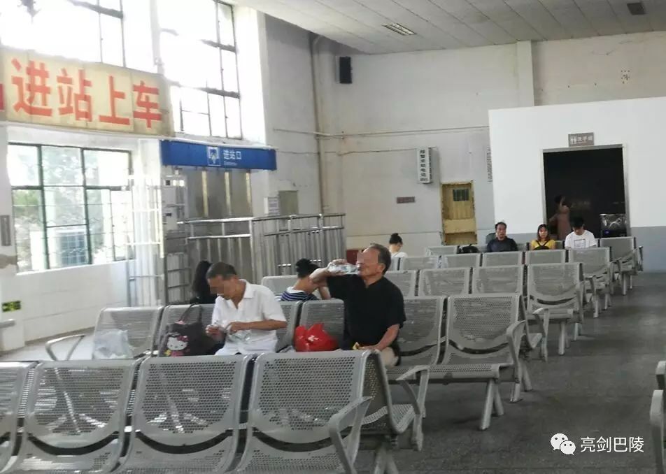 白酒上火車_白酒帶上火車需要單獨拿出來嗎_火車讓帶白酒上車嗎?