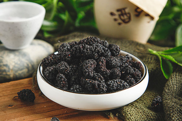 泡酒功效桑葚有什么作用_桑葚泡酒有何功效_泡酒功效桑葚有什么用