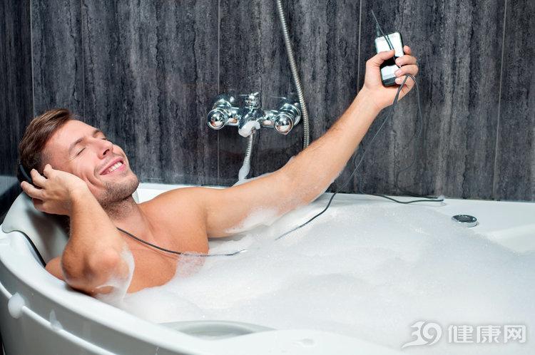 洗澡喝完能酒精消毒嗎_剛喝完酒能洗澡嗎_洗完澡可以喝酒