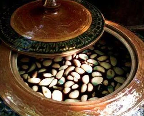 大蒜泡白酒有何功效_大蒜泡白酒能治什么病怎么復用_白酒泡大蒜有什么功效和作用