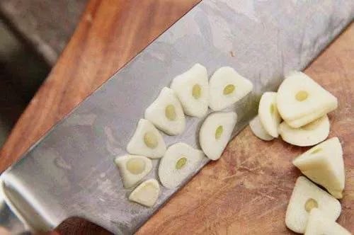 大蒜泡白酒有何功效_大蒜泡白酒能治什么病怎么復用_白酒泡大蒜有什么功效和作用