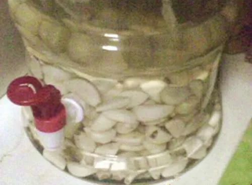 白酒泡大蒜有什么功效和作用_大蒜泡白酒能治什么病怎么復用_大蒜泡白酒有何功效