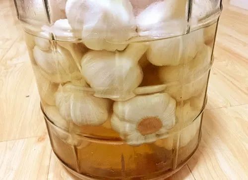 大蒜泡白酒能治什么病怎么復用_大蒜泡白酒有何功效_白酒泡大蒜有什么功效和作用