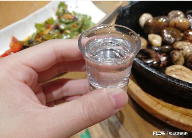 區分糧食酒和勾兌酒_酒區分糧食勾兌和釀造_怎樣區分糧食酒和勾兌酒