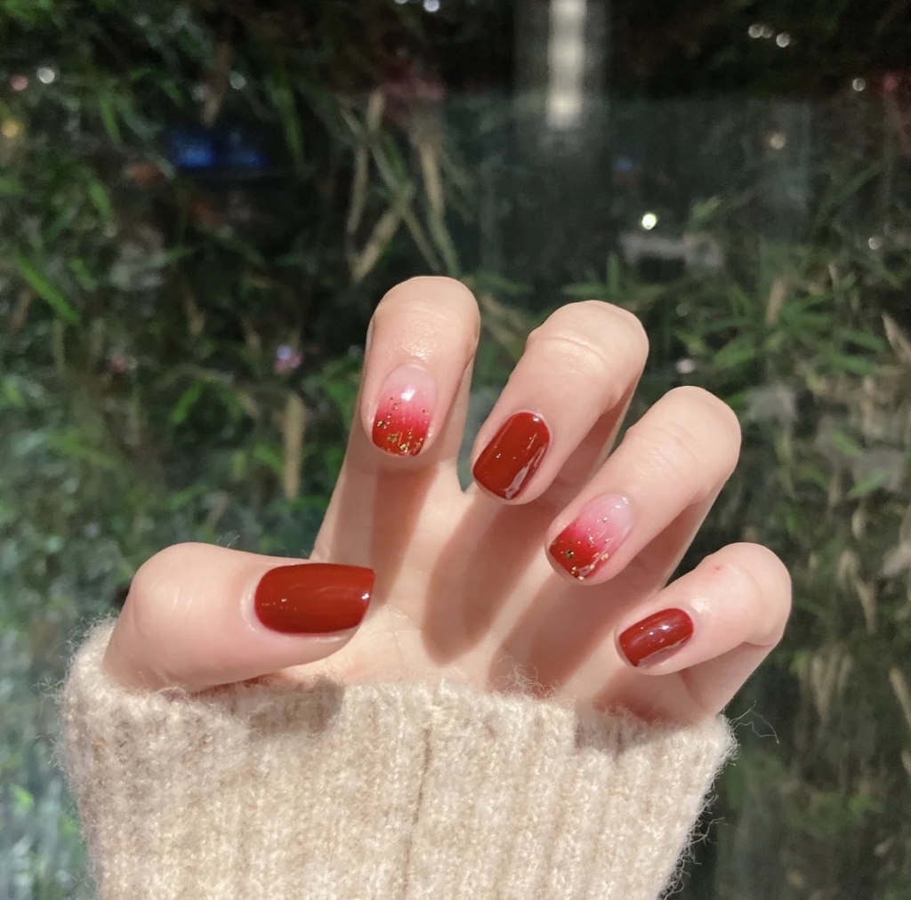 美甲酒紅色_美甲酒紅色怎么調出來的_酒紅色美甲款式