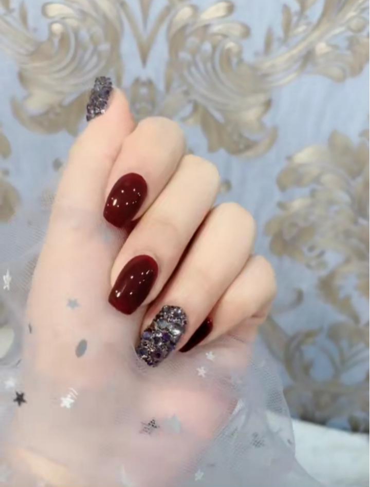 酒紅色美甲款式_美甲酒紅色_美甲酒紅色怎么調出來的